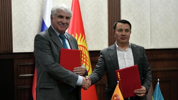 Подписание меморандума о сотрудничестве между политическими партиями КР и РФ - Sputnik Кыргызстан