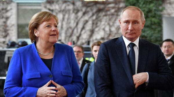 Бывший канцлер Германии Ангела Меркель и президент России Владимир Путин. Архивное фото - Sputnik Кыргызстан