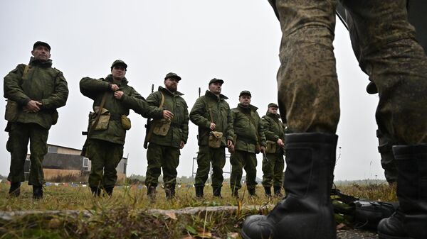 Военнослужащие из числа мобилизованных на военных сборах в Подмосковье. - Sputnik Кыргызстан