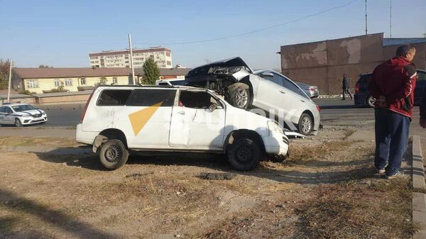 Столкновение двух автомобилей в Бишкеке - Sputnik Кыргызстан