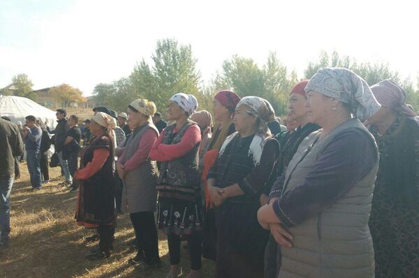 Жители Узгенского района выступили в начале акции и огласили свое требование  - Sputnik Кыргызстан
