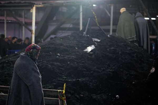 Родственники пропавших без вести шахтеров ждут перед шахтой в Амасре, в прибрежной черноморской провинции Бартин, Турция - Sputnik Кыргызстан