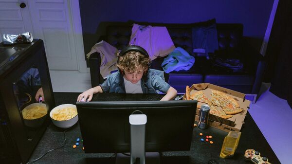 Мальчик играет компьютерные игры. Иллюстративное фото - Sputnik Кыргызстан