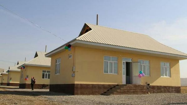 В айыльном округе Кара-Дарыя Сузакского района построили дома для 8 семей, которые лишились крова в результате селя в прошлом году - Sputnik Кыргызстан