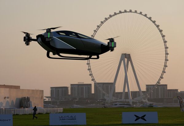 Испытательный полет электрического летающего авто в Дубае. Это первый полет разрабатываемого китайской компанией флайкара Xpeng X2 за пределами страны. - Sputnik Кыргызстан