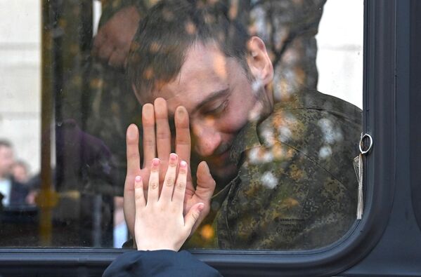 Мужчина, призванный на военную службу в ходе частичной мобилизации, прощается с родными возле временного пункта мобилизации на территории ВДНХ в Москве - Sputnik Кыргызстан