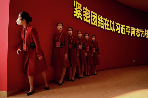 Девушки из обслуживающего персонала ждут посетителей выставки &quot;Продвижение в новую эпоху&quot; в преддверии 20-го съезда Коммунистической партии в Пекине - Sputnik Кыргызстан