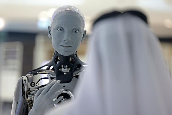 Робот-гуманоид Ameca приветствует посетителей в Музее будущего в Дубае (ОАЭ) - Sputnik Кыргызстан