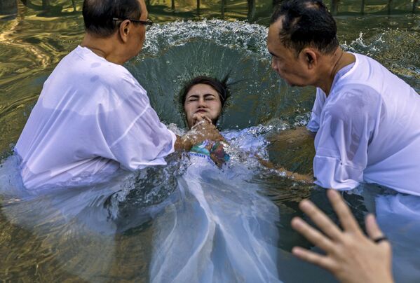 Крещение паломницы в водах реки Иордан на севере Израиля - Sputnik Кыргызстан