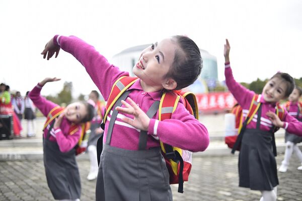Дети выступают на праздновании 77-й годовщины основания Трудовой партии Кореи в Пхеньяне - Sputnik Кыргызстан