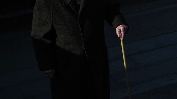 Пожилой мужчина с тростью. Архивное фото - Sputnik Кыргызстан