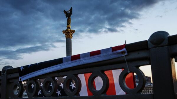 Флаг США висит над мостом перед Монументом Независимости на площади Майдан в Киеве - Sputnik Кыргызстан