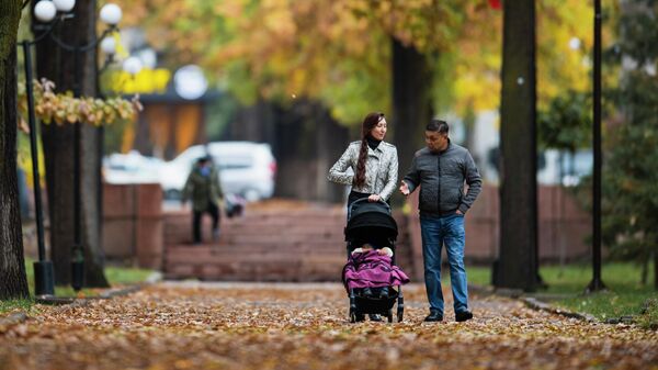 Пара во время прогулки в парке Чингиза Айтматова в Бишкеке. Архивное фото - Sputnik Кыргызстан