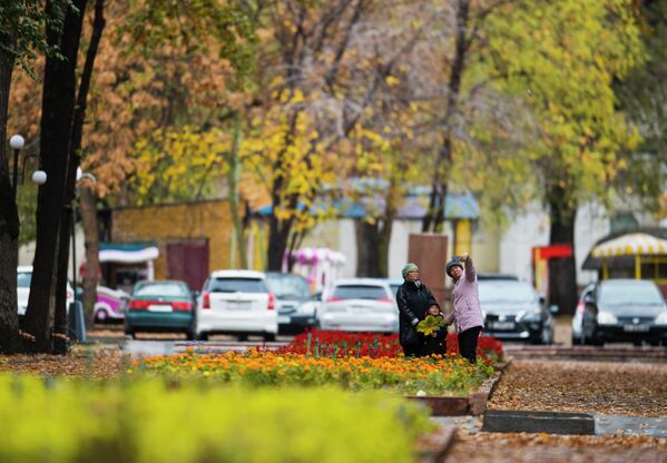 Осень — прекрасное время для прогулок по паркам и бульварам столицы - Sputnik Кыргызстан