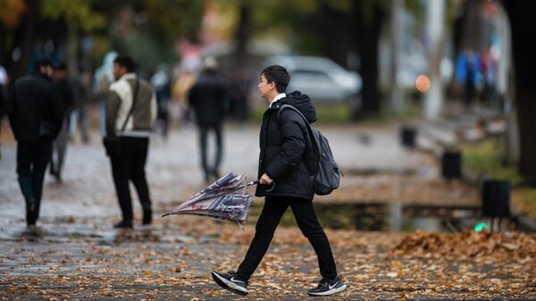 Школьник с зонтом в Бишкеке - Sputnik Кыргызстан