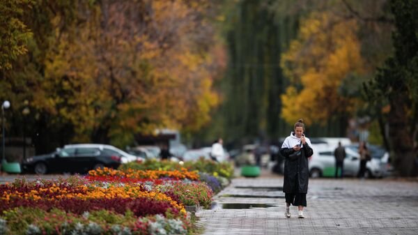 Девушка возле парка Чингиза Айтматова в Бишкеке - Sputnik Кыргызстан