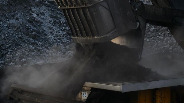 Экскаватор загружает грузовой автомобиль углем. Архивное фото - Sputnik Кыргызстан