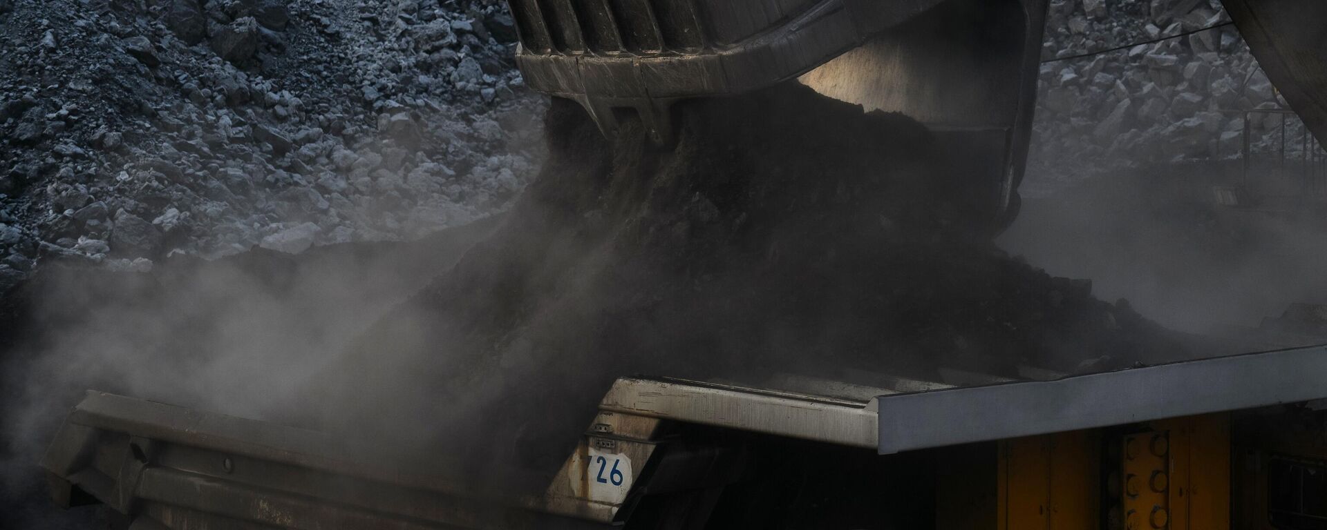 Экскаватор загружает грузовой автомобиль углем. Архивное фото - Sputnik Кыргызстан, 1920, 11.09.2023