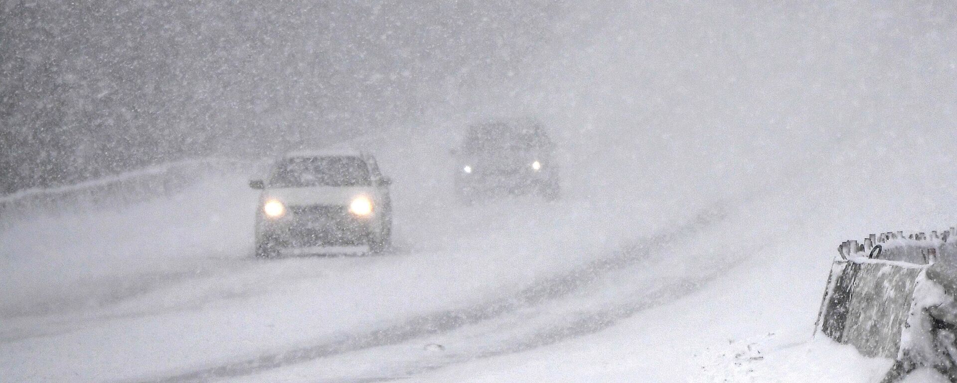 Кар жааган учурда бараткан автоунаа - Sputnik Кыргызстан, 1920, 10.12.2025