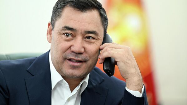 Президент КР Садыр Жапаров во время телефонного поздравления семьи семимиллионного кыргызстанца - Sputnik Кыргызстан