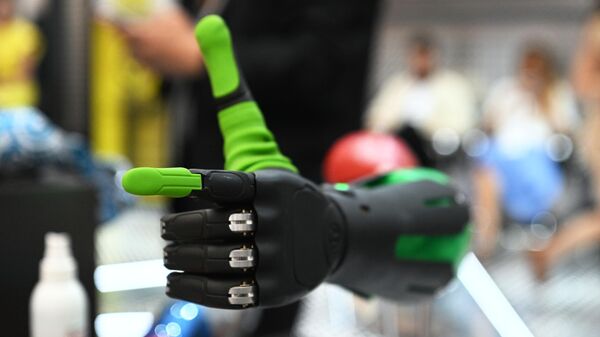Кибер-протез руки на выставке ВЭФ - Sputnik Кыргызстан