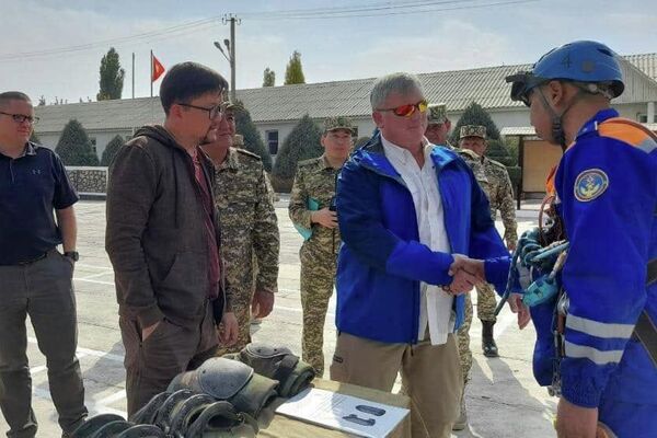 Несколько дней назад в Кыргызстане побывала делегация американских военных во главе с Робертом Унгером, директором по ресурсам и анализу Центрального командования США - Sputnik Кыргызстан