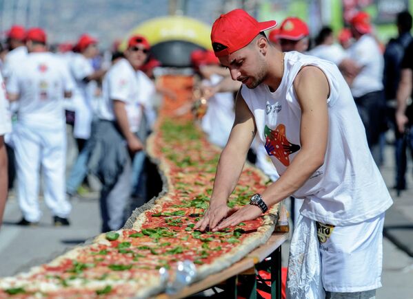 Итальянские повара испекли самую длинную пиццу в мире, ее размер составил 1853,88 метра - Sputnik Кыргызстан