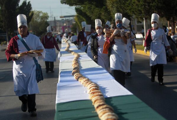 Повара из Мексики установили мировой рекорд, приготовив самый длинный в мире королевский пирог — 2 километра 63 метра - Sputnik Кыргызстан