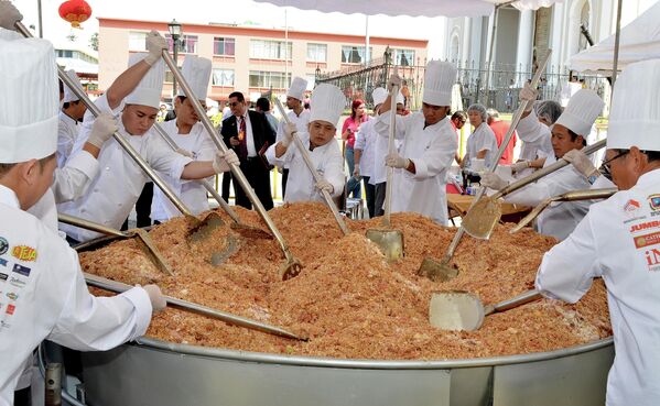 В Сан-Хосе китайские и коста-риканские повара приготовили самую большую в мире порцию жареного риса - Sputnik Кыргызстан