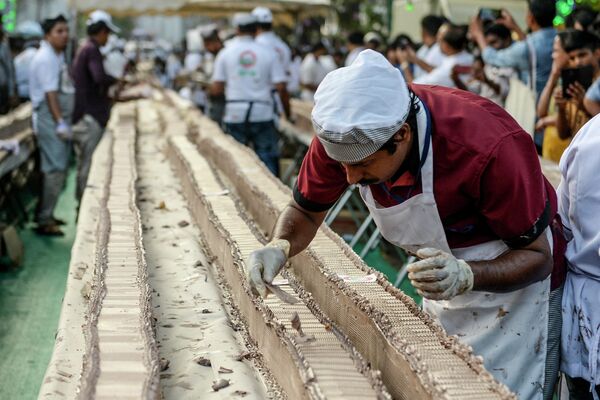Пекарь из Индии испек торт длиной 6,5 километра. Рекорд был установлен в штате Керала. - Sputnik Кыргызстан