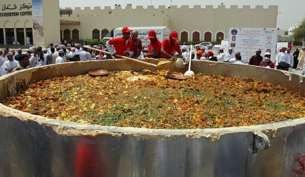 Оманские повара приготовили самый большой кабс — блюдо из риса и мяса - Sputnik Кыргызстан