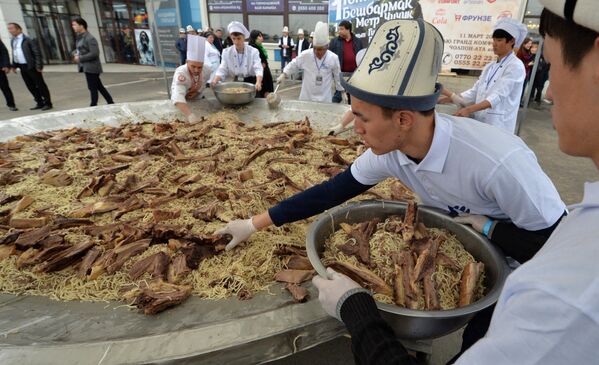 Повара из Кыргызстана установили рекорд, приготовив самую большую в мире порцию бешбермака. Общий вес блюда составил 1 тонну 464 килограмма. - Sputnik Кыргызстан