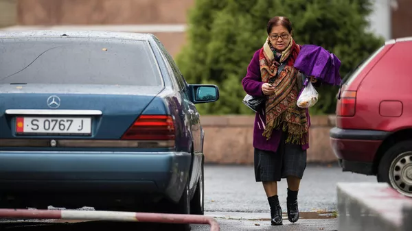 Женщина с зонтом в дождливую погоду в Бишкеке. Архивное фото - Sputnik Кыргызстан