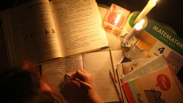 Ребенок делает уроки при свечах. Архивное фото - Sputnik Кыргызстан