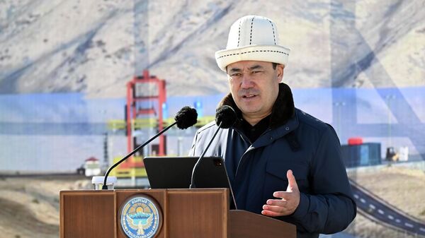 Президент Кыргызстана Садыр Жапаров во время выступления на церемонии старта строительства Куланакской ГЭС в селе Куланак Нарынской области - Sputnik Кыргызстан