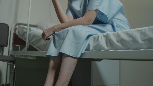 Пациент сидит на больничной койке. Иллюстративное фото - Sputnik Кыргызстан