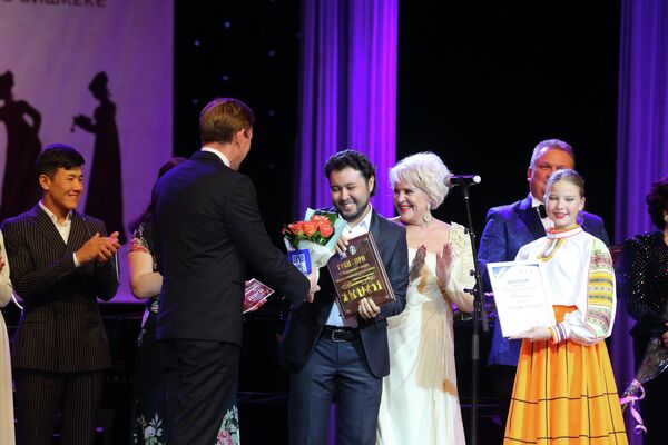 Гала-концерттин жүрүшүндө конкурстун лауреаттарына жана дипломаттарына сыйлыктар ыйгарылды - Sputnik Кыргызстан