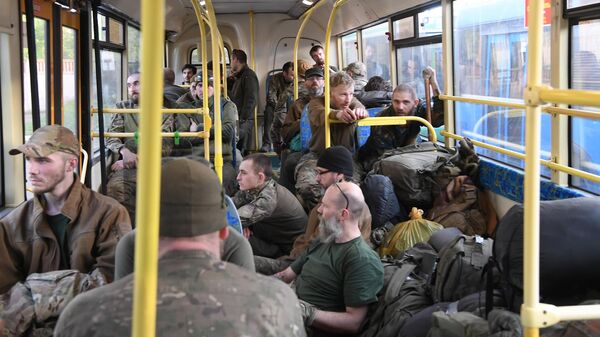 Сдавшиеся в плен украинские военнослужащие и боевики националистического батальона Азов. Архивное фото - Sputnik Кыргызстан
