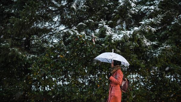 Девушка с зонтом во время снега  - Sputnik Кыргызстан