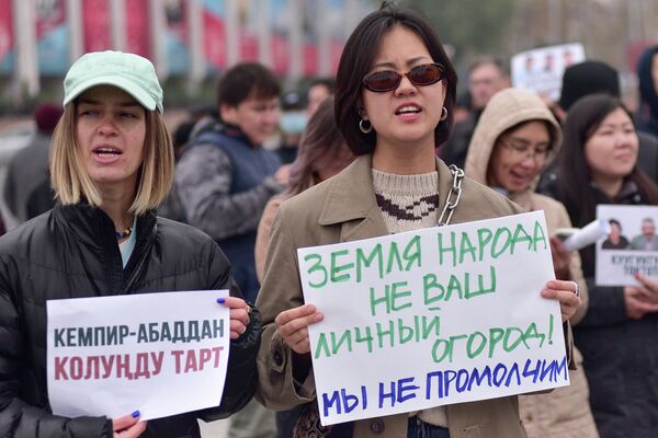 Бишкекте жүрүшкө чыккан жарандар бийликке койгон талаптары боюнча петицияга кол коюп, тарап кетишти - Sputnik Кыргызстан