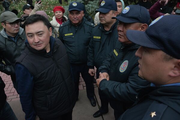 Они начали акцию возле железнодорожного вокзала и планируют дойти до площади Ала-Тоо - Sputnik Кыргызстан