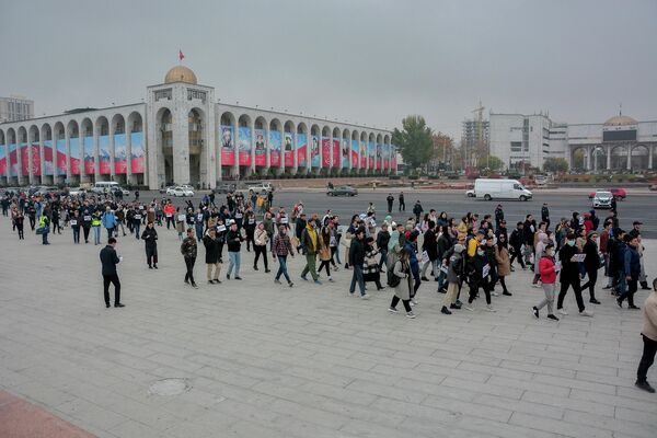 Порядка 200 человек прошли от желездорожного вокзала на проспекте Эркиндик до площади Ала-Тоо - Sputnik Кыргызстан