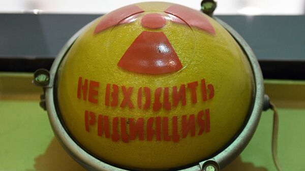 Предупреждающее табло о радиации. Архивное фото - Sputnik Кыргызстан