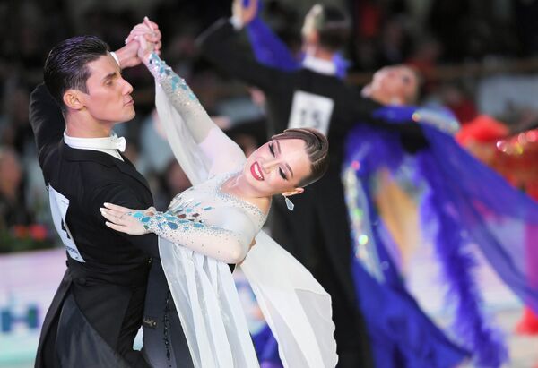 В этот раз на турнире  было несколько программ. На паркет Кремлевского дворца вышли 48 пар, танцующих в латиноамериканском направлении, а также дуэты исполнителей европейских стилей. - Sputnik Кыргызстан