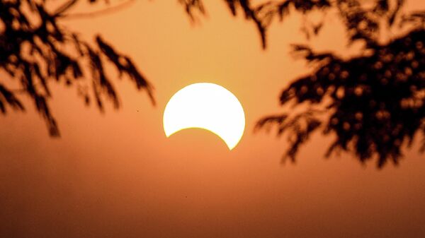 Частичное солнечное затмение. Архивное фото - Sputnik Кыргызстан