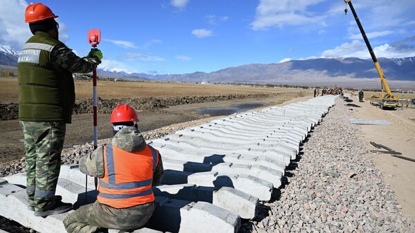 Президент ознакомился с ходом строительства железной дороги Балыкчы-Кочкор-Кара-Кече - Sputnik Кыргызстан
