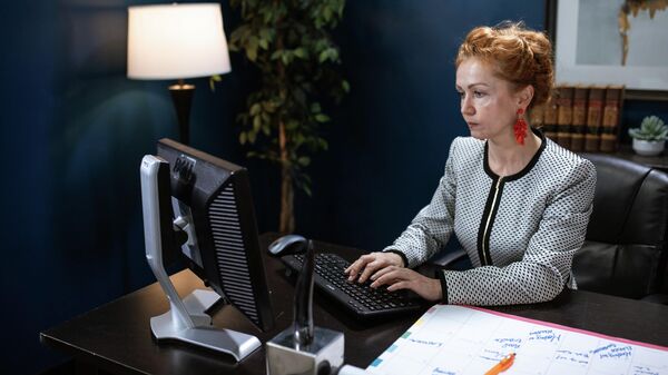 Женщина за компьютером во время работы в офисе. Иллюстративное фото - Sputnik Кыргызстан