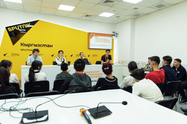 Сотрудники Sputnik Кыргызстан рассказали школьникам Бишкека о плюсах и минусах работы в СМИ - Sputnik Кыргызстан