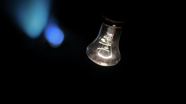 Горящая лампочка. Иллюстративное фото - Sputnik Кыргызстан