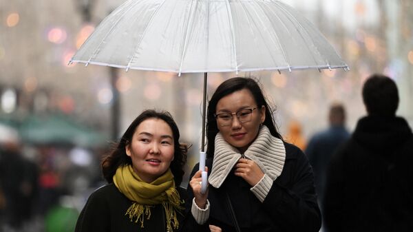 Девушки идут под зонтом. Архивное фото - Sputnik Кыргызстан